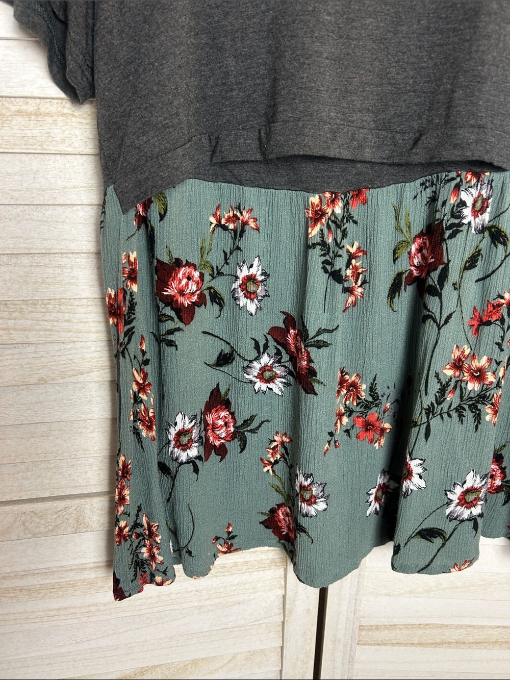 Latched Mama Short Sleeved Nursing Top. Size Medium - Picture 5 of 8